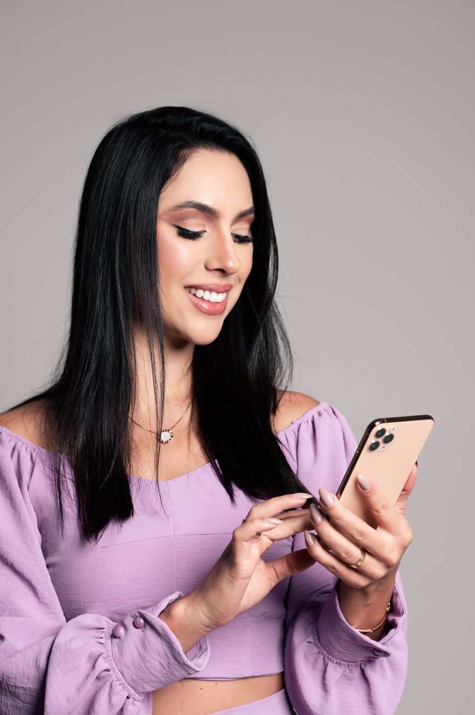 Coach sorrindo enquanto usa o celular